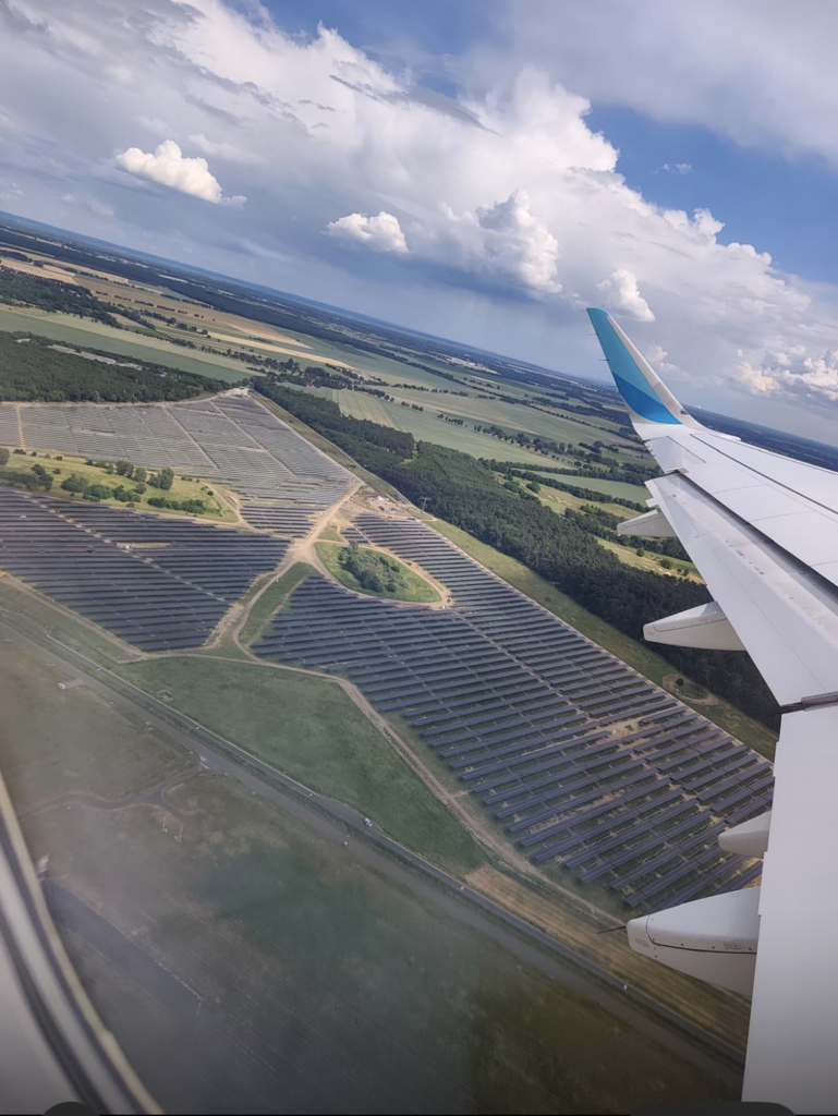 Ein Bild der Agri-PV-Anlage, aufgenommen aus einem Flugzeug.