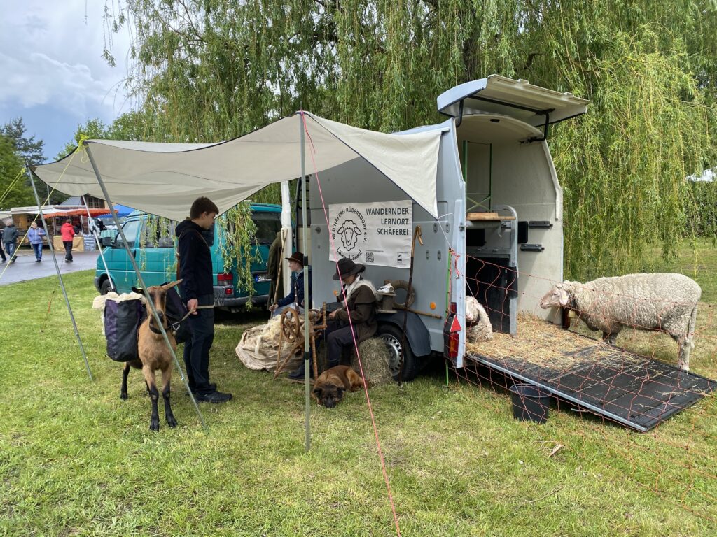 Das Umweltbildungsmobil des Vereins Interessengemeinschaft Schäferei Rüdersdorf bei einem Dorffest in Eggersdorf.