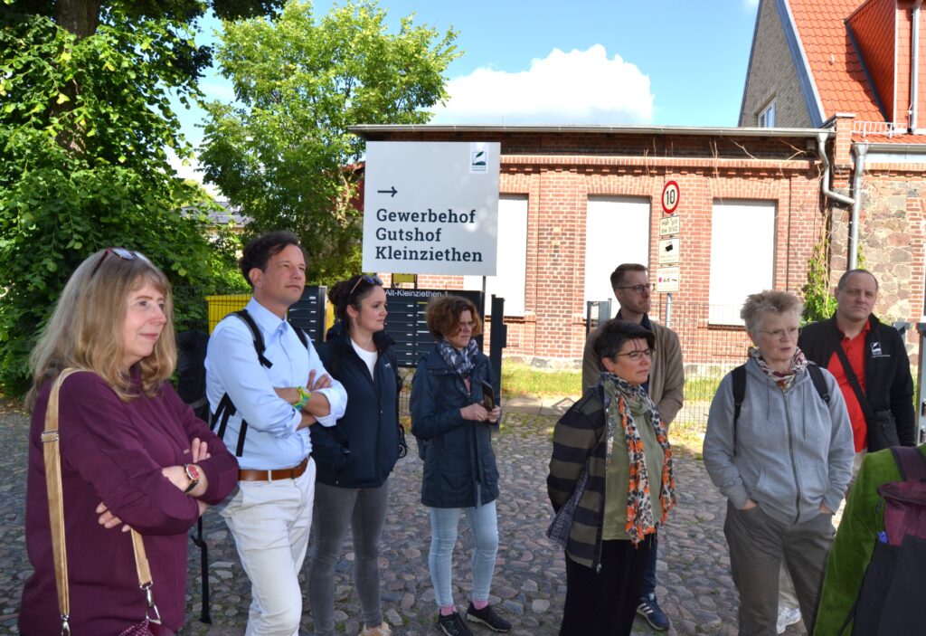 Mitglieder des Aufsichtsrates und ihre Mitarbeitende sowie Katrin Stary, Geschäftsführerin der Berliner Stadtgüter GmbH und einen weiteren Mitarbeiter der Berliner Stadtgüter im Gutshof Gewerberhof Kleinziethen.