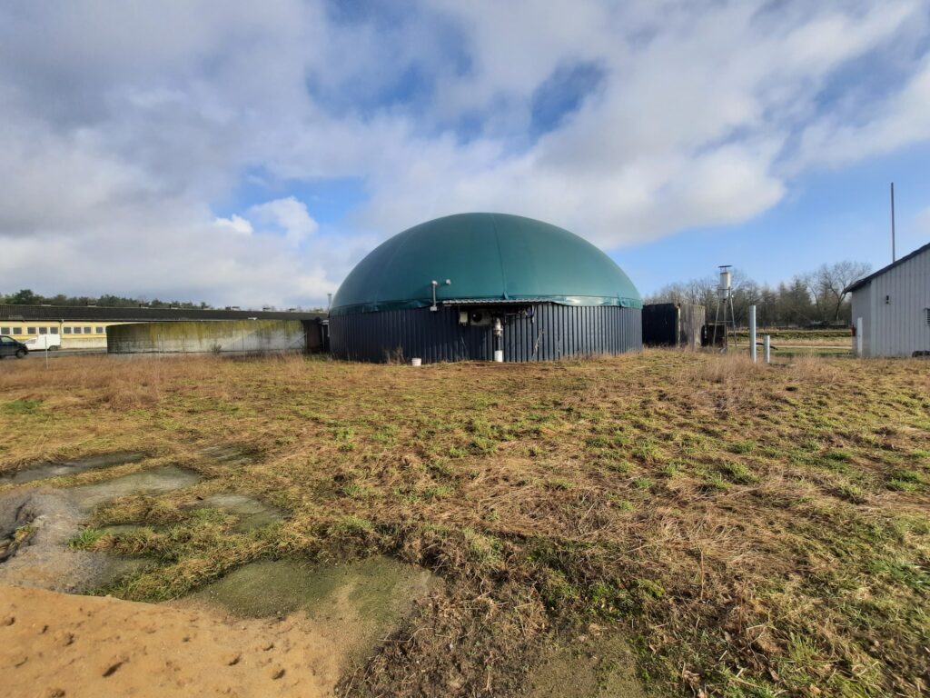 Die Biogasanlage von Gut Lanke mit grüner Kuppel