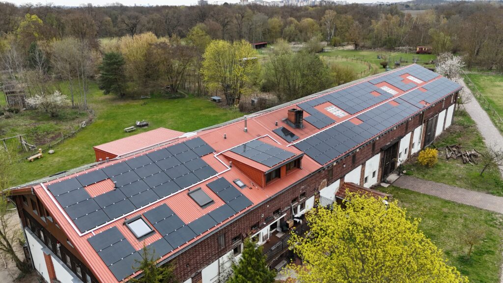 Dach-Photovoltaik auf einem Scheunendach